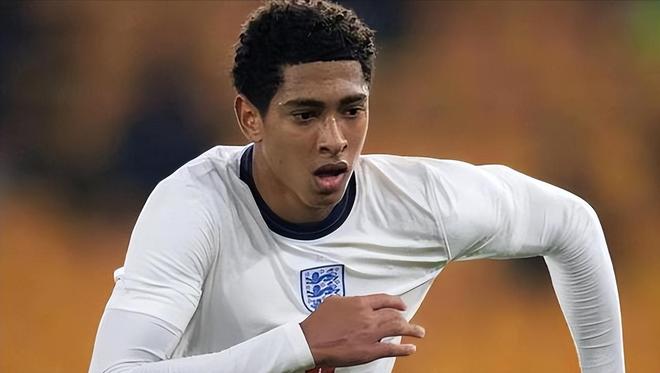 图片报：狼堡想挖多特体育总监凯尔，后者与多特合同到2027年