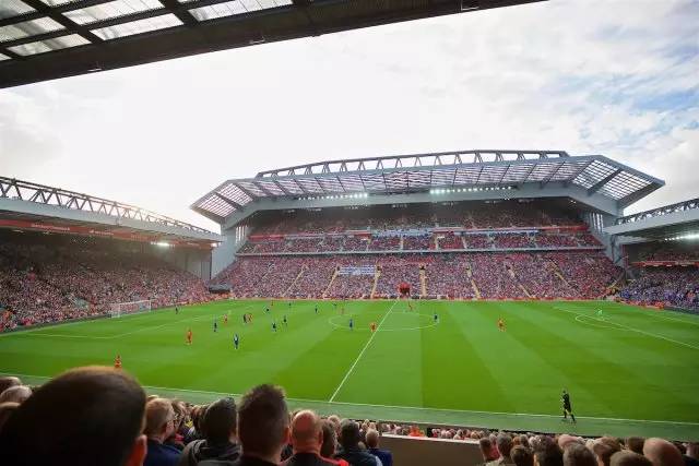 三连冠！上海海港加冕2025赛季中超冠军，摘下队史中超第四星